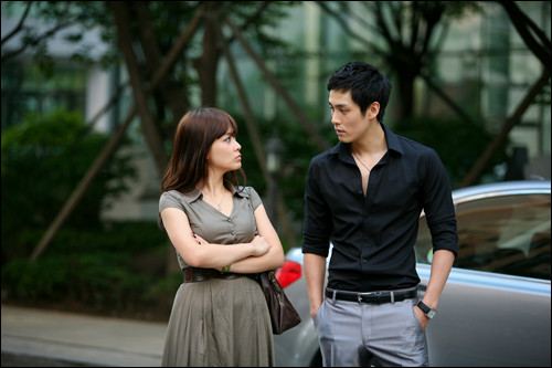 ▲ '쩨쩨한 로맨스'에서 최강희의 쌍둥이 동생 역으로 출연한 배우 송유하에 대한 관심이 뜨겁다.ⓒ영화 '쩨쩨한 로맨스' 스틸컷