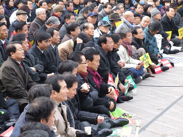 ▲ 집회 맨 앞줄에 손학규 민주당대표,박지원원내대표, 정세균 전대표,정동영의원, 민노당 강기갑 의원등이 보인다. 뒷줄엔 유시민의원등이 보인다.