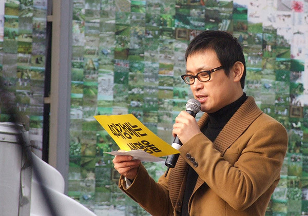 ▲ 개그맨 노정렬. 그는 이 행사의 사회를 보면서 대통령을 교묘하게 조롱하는 말로 참석자의 박수와 웃음을 유도했다.