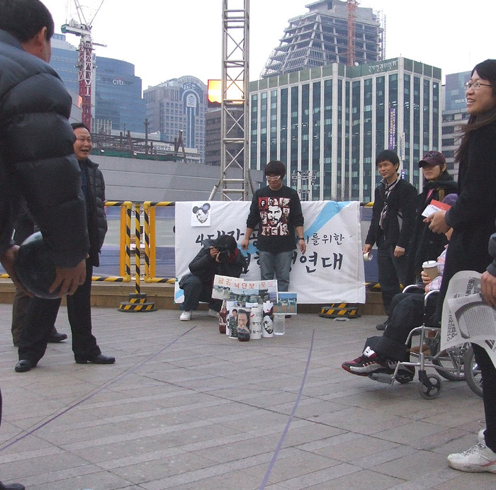 ▲ 철부지들? 대통령과 여당의원 등을 조롱거리로 그린 그림을 붙인 핀을 볼링공으로 맞히는 게임장까지 있다. 이렇게까지 하나 금도를 넘은 행동이 격낮은 치기쯤으로 보였다.