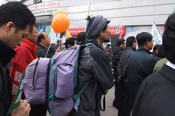 ▲ 4대강집회나 반정부 시위장에 자주 보이는 특이한 행색의 참가자.