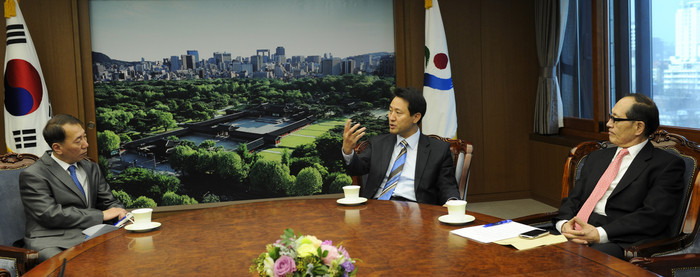 ▲ 최근 무상급식 논란으로 여권의 집중 공격을 받고 있는 오세훈 서울시장이 6일 뉴데일리와 인터뷰를 통해 자신의 의견을 밝히고 있다.ⓒ뉴데일리