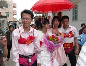 ▲ 중국의 저속한 결혼식이 논란이 되고 있다.ⓒ프레스1 캡처