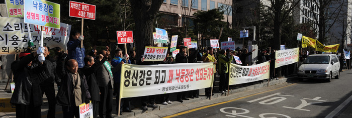 ▲ 창녕군민들이 국회의사당 앞 국민은행 광장에서 국회를 향해 구호를 외치고 있다.