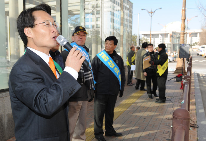 ▲ 조해진 한나라당의원이 창녕군민들을 격려하고 있다.
