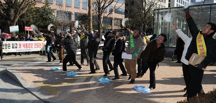 ▲ 창녕 주민들이 몰려나와 국회의사당을 향해 