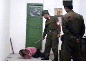 북송된 탈북 여성을 고문하는 북한 보위부원들.ⓒ자료사진