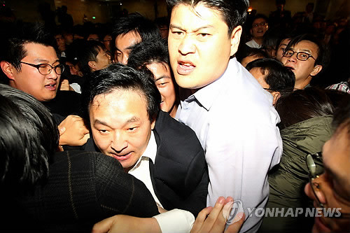 ▲ 새해 예산안 처리를 놓고 여야가 극한적인 대치를 벌이고 있는 가운데 8일 오후 원희룡 사무총장을 비롯한 한나라당 당직자들이 민주당의 봉쇄를 뚫고 국회 본회의장으로 진입하고 있다. ⓒ 연합뉴스