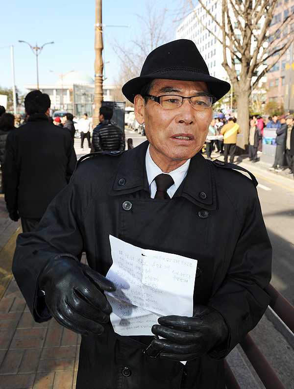 ▲ 이학수 씨가 노래를 적은 종이를 들고 