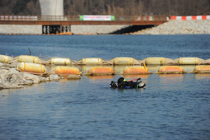 ▲ 오탁방지막이 설치된 여주강천보 상류에서 최근 현장관계자가 현장 수중촬영을 하고 있다.