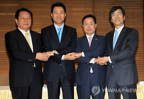 ▲ 사실상 이번 무상급식 공방은 오래전부터 예상돼 왔다. 사진은 지난 9월 고재득(성동구청장) 서울구청장협의회 회장, 오세훈 서울시장, 허광태 서울시의회 의장, 곽노현 서울시교육청 교육감(왼쪽부터)이 친환경 무상급식과 '3무(無)학교' 등 서울지역의 교육 현안을 논의하기 위해 모여 손을 맞잡은 모습ⓒ연합뉴스