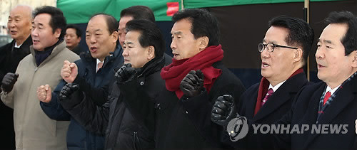 ▲ 민주당 손학규 대표와 최고위원들이 10일 오전 서울광장에서 열린 민주당 최고위원회의에서 예산안 날치기 통과를 규탄하는 구호를 외치고 있다. ⓒ 연합뉴스