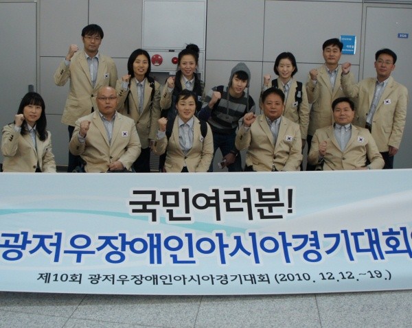 ▲ 국가대표 선수단과 함께 파이팅을 외치는 박재범(가운데).  ⓒ 뉴데일리