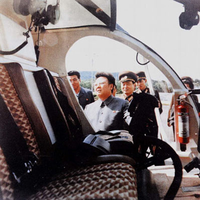 ▲ 제3국을 통해 수입한 500MD 헬기 내부를 둘러보는 김정일. 북한은 80년대 후반 특수부대 침투용으로 80대 이상의 500MD 헬기를 입수했다. 지금도 이 헬기들 중 다수가 운용되고 있는 것으로 알려졌다.ⓒ