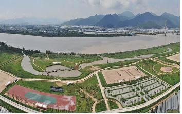 ▲ 비닐하우스로 덮였던 둔치를 되살린 부산 화명지구.