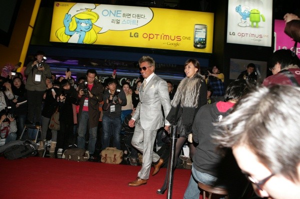 ▲ 이종격투기 선수 추신수가 아내 야노시호와 함께 레드카펫 입장을 하고 있다.  ⓒ 뉴데일리