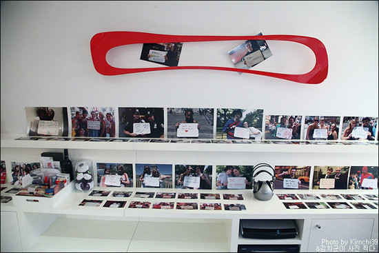 ▲ 100여장의 사진들로 꾸민 프로포즈 장소.ⓒ김치군 블로그 캡처