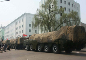 ▲ 위장 상태로 이동하는 북한의 스커드미사일과 이동식발사 차량.ⓒ유용원의 군사세계 자료