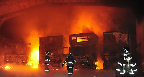 ▲ 경기도 부천시 서울외곽순환고속도로 중동나들목(IC) 고가도로 아래에서 불이나 주변에 주차돼 있던 차량 37대와 컨테이너 8개가 불탔다. ⓒ 연합뉴스