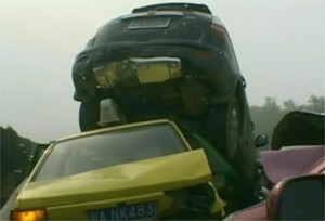 ▲ 중국 청두(成都)의 한 고속도로서 짙은 안개로 인해 137대의 차량이 연쇄추돌하는 사고가 발생했다.ⓒ온바오닷컴 캡처