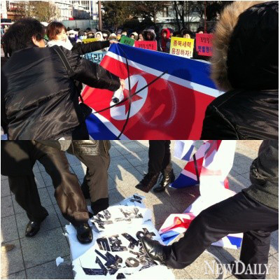 ▲ '북한자유연맹' 회원들은 인공기에 락카를 뿌리며 찢고, '종북좌파, 햇빛정책'이라고 쓰여진 상자를 짓밟는 퍼포먼스를 연출하기도 했다. ⓒ뉴데일리