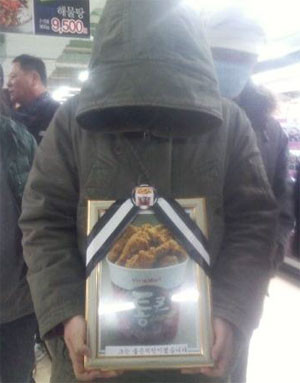 ▲ 롯데마트 통큰치킨이 중소상권을 침해한다는 이유로 판매중단을 결정한 가운데 한 남성이 영정사진을 들고 마트를 찾아 화제가 되고 있다. ⓒ 디시인사이드 치킨갤러리 (은등)