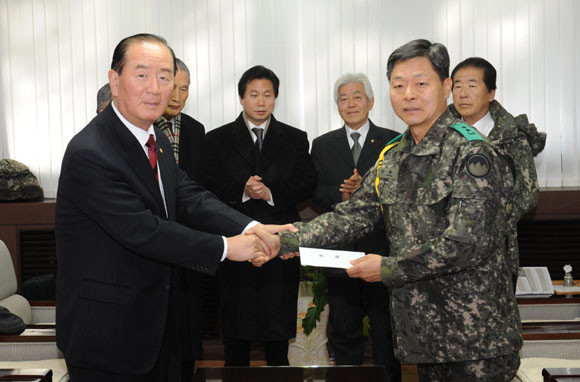 ▲ 대한민국재향군인회 박세환 회장은 15일 국군장병들을 방문해 위문금을 전달했다. ⓒ 뉴데일리