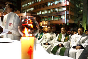 ▲ 지난 2004년 천주교정의구현전국사제단이  국가보안법철폐를 위한 무기한 단식 기도에 돌입하기 앞서 명동성당 입구에서 열린 '시국 미사'를 거행하는 모습.ⓒ연합뉴스