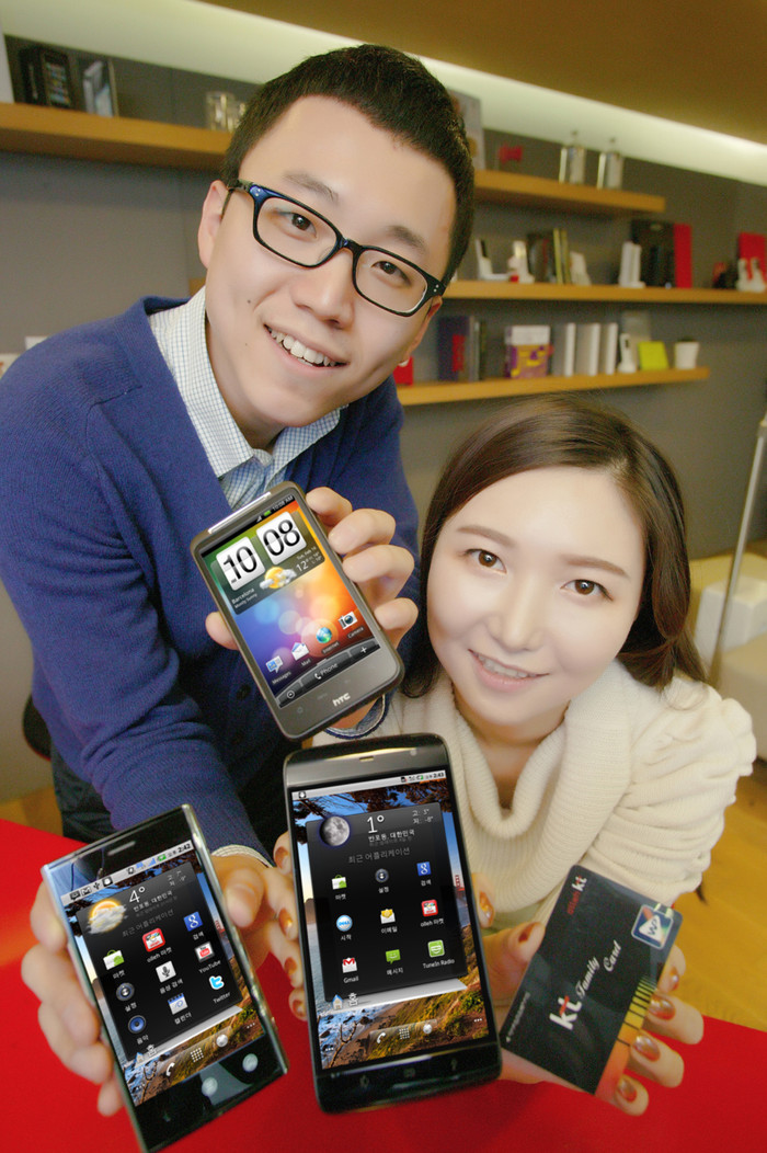 ▲ KT 직원들이 대형화면 스마트폰을 선보이고 있다.  ⓒ 뉴데일리