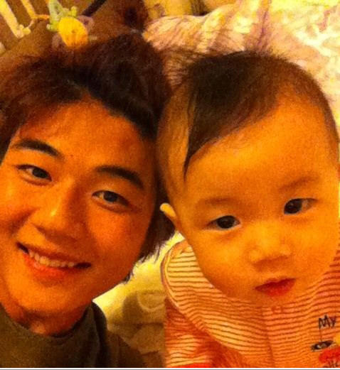 ▲ 축구선수 기성용(21∙셀틱)이 차두리 딸 차아인과 함께 찍은 사진을 올리며 딸바보 조짐을 보여 화제다. ⓒ기성룡 미투데이