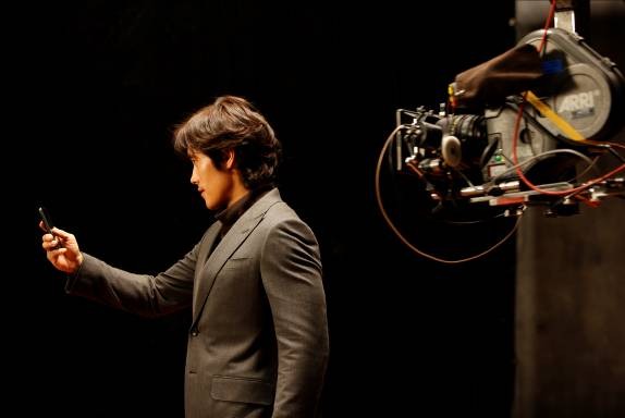 ▲ 스카이 스마트폰 베가 CF를 촬영중인 배우 이병헌. ⓒ 뉴데일리