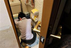 ▲ 딸이 8일째 갇혀있던 화장실.ⓒ산케이신문 캡처