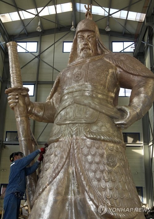 ▲ 42년만의 대대적인 '수술'을 위해 지난달 14일 경기도 이천시 설성면 보수공장 '공간미술'에 들어온 서울 광화문 광장의 이순신 장군 동상이 누운 상태에서의 기본적인 보수.보강작업을 마치고 다시 우뚝 세워지고 있다.ⓒ연합뉴스