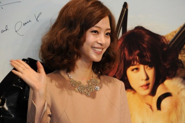 ▲ 17일 서울 청담동 갤러리 페이스에서 열린 '슈퍼스타T' 화보 제작발표회에 참석한 한예슬.  ⓒ 김상엽 기자