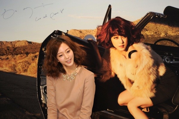 ▲ 17일 서울 청담동 갤러리 페이스에서 열린 '슈퍼스타T' 화보 제작발표회에 참석한 한예슬이 자신의 화보 앞에서 포즈를 취하고 있다.  ⓒ 김상엽 기자