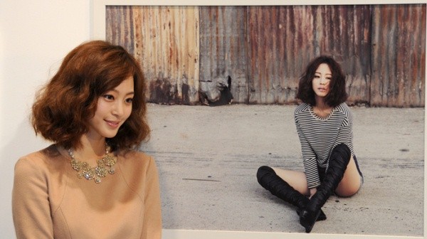 ▲ 17일 서울 청담동 갤러리 페이스에서 열린 '슈퍼스타T' 화보 제작발표회에 참석한 한예슬이 자신의 화보 앞에서 포즈를 취하고 있다.  ⓒ 김상엽 기자