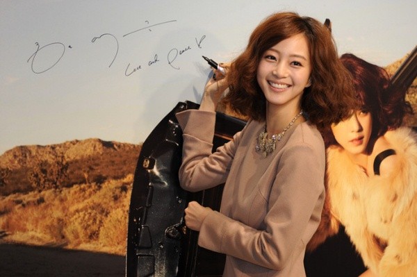 ▲ 17일 서울 청담동 갤러리 페이스에서 열린 '슈퍼스타T' 화보 제작발표회에 참석한 한예슬이 자신의 화보 앞에서 포즈를 취하고 있다.  ⓒ 김상엽 기자