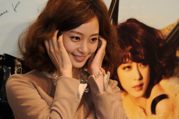 ▲ 17일 서울 청담동 갤러리 페이스에서 열린 '슈퍼스타T' 화보 제작발표회에 참석한 한예슬이 자신의 화보 앞에서 포즈를 취하고 있다.  ⓒ 김상엽 기자