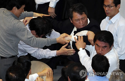 ▲ 새해 예산안 처리를 놓고 여야가 대치 중인 8일 국회 본회의장에서 한나라당 김성회 의원과 민주당 최재성 의원이 몸싸움을 하고 있다. 법안은 결국 본회의에서 처리됐다. ⓒ 연합뉴스