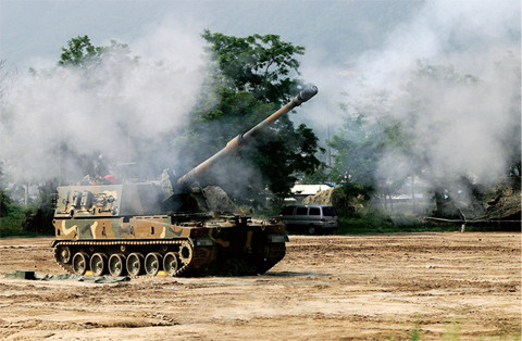 ▲ 본지 은 지난 천안함 사건이 있은 직후 북한의 추가도발을 경고해왔다. 사진은 지난 5월 26일자 370호 특집호(좌)와 10월 27일자 381호 칼럼(우)