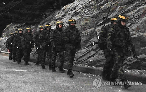 ▲ 우리 군의 연평도 일원 해상사격훈련 실시 계획에 북한군이 '타격'을 가하겠다고 위협한 가운데 18일 연평도에서 군 장병들이 해안가 도로를 순찰하고 있다.  ⓒ 연합뉴스