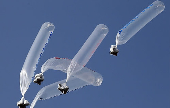 ▲ 18일 오후 연평초등학교에서 자유북한운동연합 소속 탈북자 등이 북측의 연평도 포격을 비판하는 내용의 전단 20만장 등을 풍선에 매달아 날려보내고 있다.ⓒ연합뉴스