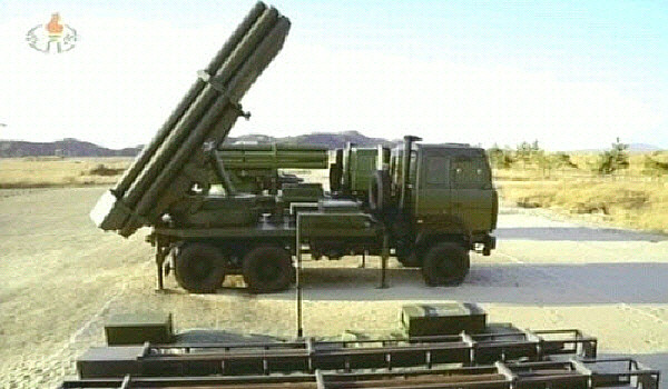 ▲ 북한군 240mm 방사포. 사정거리는 43km짜리와 54km짜리가 있다. 탄두중량 27kg으로 한 발이면 빌딩을 무너뜨릴 수 있다.ⓒ