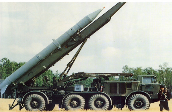 ▲ 북한군도 보유하고 있는 FROG-7 지대지 미사일. 무유도 로켓탄으로 원형공산오차(CEP)는 500m 내외, 사정거리는 70km 가량 된다.ⓒ