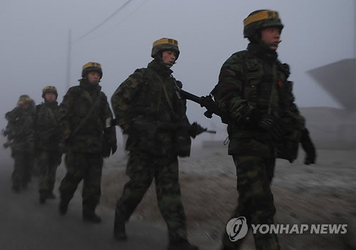 ▲ 우리 군의 연평도 해상사격훈련 실시가 임박한 가운데 20일 연평도에서 장병들이 해안가 도로를 순찰하고 있다. ⓒ연합뉴스