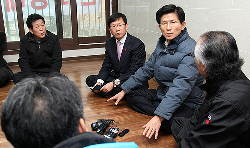 ▲ 20일 오전 김포 양곡리 ‘연평주민 비상대책 위원회’ 사무실을 방문한 김문수 경기도지사가 연평주민들과 대화를 나누고 있다.ⓒ