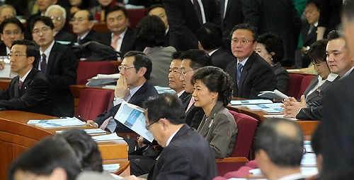 ▲ 박근혜 한나라당 전대표가 20일 오후 국회 헌정기념관에서 열린 '사회보장기본법 전면개정 공청회'에서 복지토론을 지켜보고 있다. ⓒ 연합뉴스