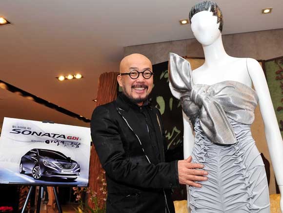 ▲ 현대차는 지난 1월 대한민국 대표 디자이너인 이상봉씨와의 공동 작업을 통해 쏘나타의 외관 디자인을 패션으로 옮겼다. ⓒ 현대자동차