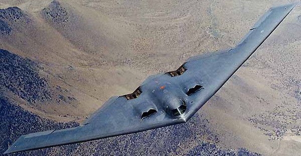 ▲ 美공군이 괌 앤더슨 기지에 배치한 B-2 Spirit 스텔스 폭격기. 2005년 김정일이 머물던 특각 위에서 훈련을 했던 F-117 전폭기보다 월등한 스텔스 능력을 갖고 있다.ⓒ