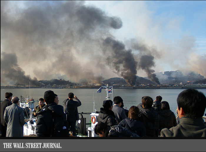 ▲ 북한의 연평도 포격을 걱정스러운 눈으로 바라보고 있는 사람들의 모습이 11월의 사진으로 선정됐다. ⓒ월스트리트저널 보도화면 캡쳐